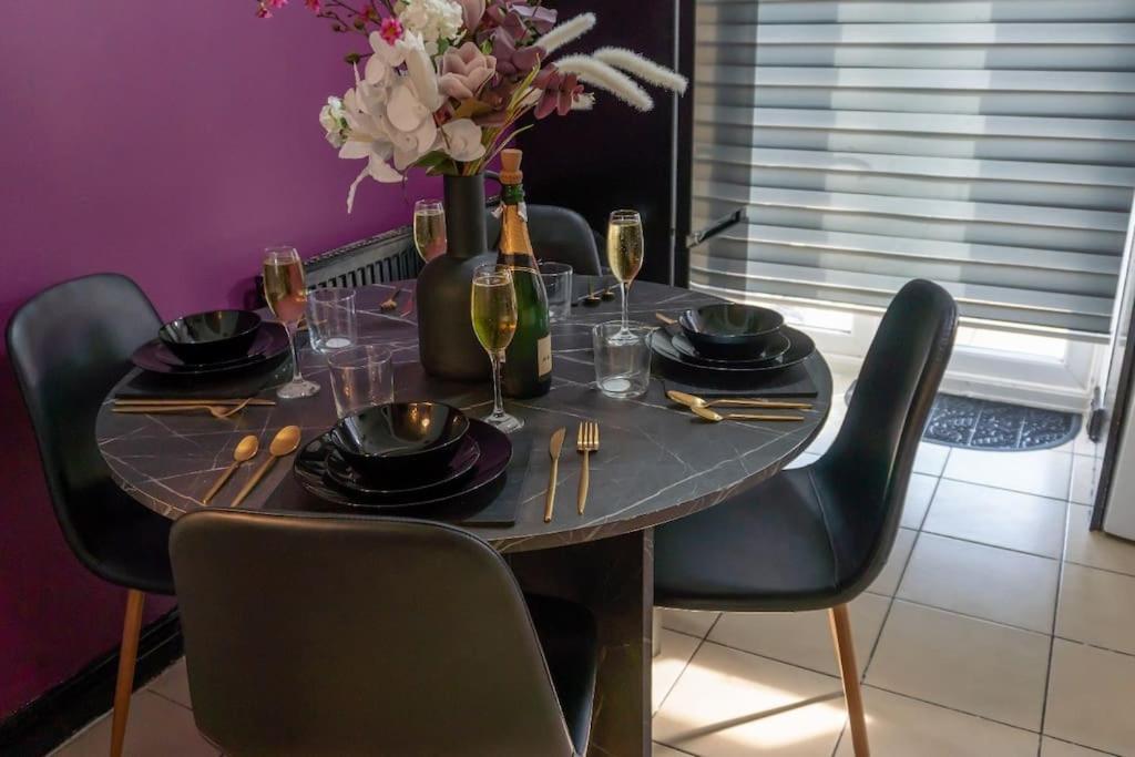 Beautiful House Off-Road Free Parking Villa Farnworth Eksteriør billede