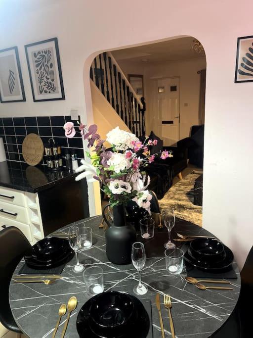 Beautiful House Off-Road Free Parking Villa Farnworth Eksteriør billede